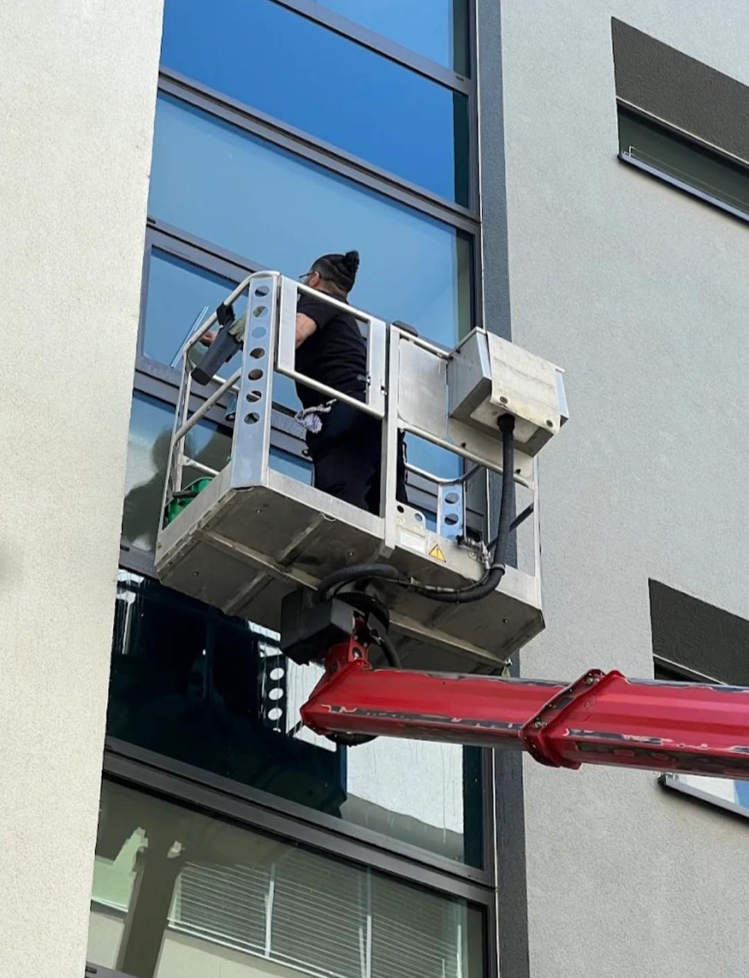 Fassadenreinigung von der Hubarbeitsbühne – Glasreinigung durch IGR Gebäudereinigung