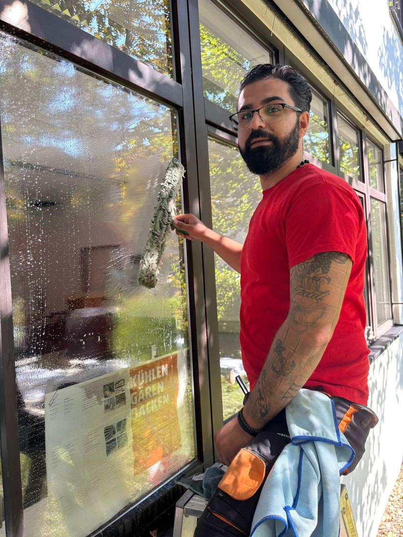 Assad Allahib von IGR Gebäudereinigung bei der Fensterreinigung an einem Gewerbeobjekt in Kalletal