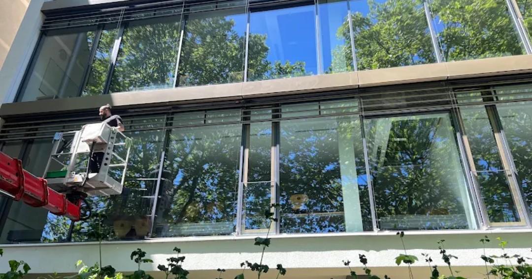 Glasreinigung an einer Glasfassade mit Hubarbeitsbühne – IGR Gebäudereinigung Kalletal