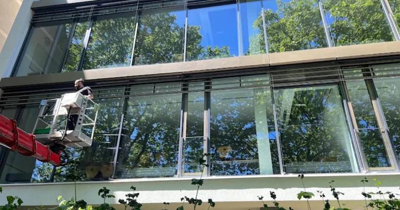 Fensterreinigung an einer Glasfassade mit Hubarbeitsbühne – IGR Gebäudereinigung Kalletal