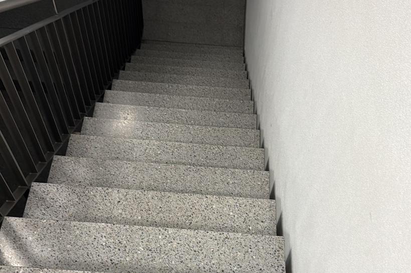 Gereinigtes Treppenhaus mit sauberen Stufen und Handlauf – IGR Gebäudereinigung Kalletal